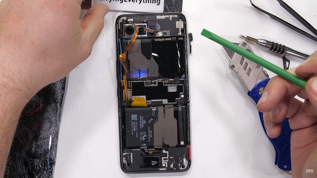 O ROG Phone 5 foge do convencional ao separar seus componentes em cinco segmentos na horizontal (Imagem: Reprodução/JerryRigEverything)
