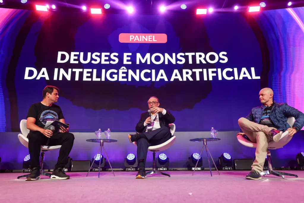 Painel com especialistas na área da IA discute as semlhanças e as diferenças entre a IA e o cérebro humano (Imagem: Divulgação/Universo TOTVS)