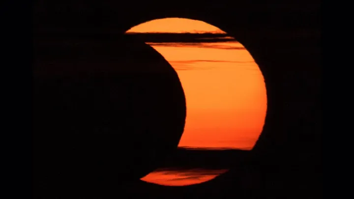 Os eclipses solares ocorrem quando a Lua passa à frente do Sol (Imagem: Reprodução/NASA/Bill Ingalls)