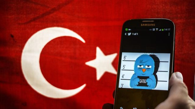 Turquia bloqueia acesso a redes sociais após prisão de líderes curdos
