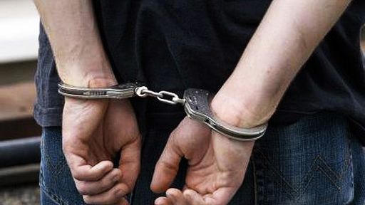 Suspeito de pedofilia engole pendrive para evitar flagrante