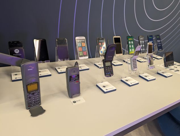 Motorola foi pioneira em celulares dobráveis