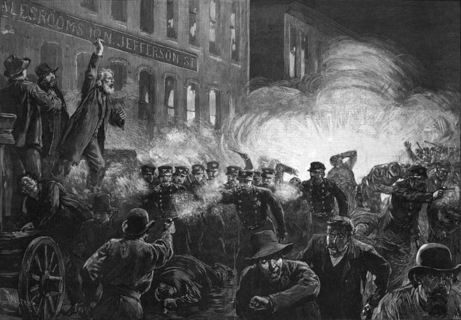 Protestos de Primeiro de Maio em Chicago, nos EUA, levaram à Revolta de Haymarket, onde trabalhadores e policiais morreram e acabaram marcando a data como símbolo de luta trabalhista (Imagem: Harper's Weekly/Domínio Público)