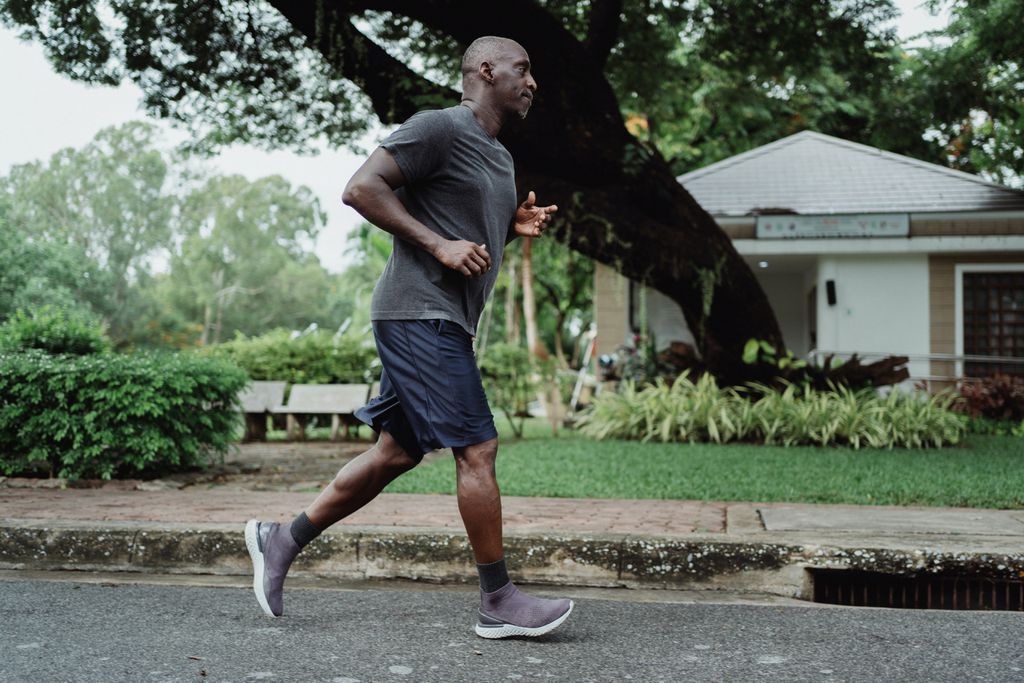 Dar 8 mil passos diariamente reduz o risco de morte prematura, mas andar menos também pode ser bom (Imagem: Ketut Subiyanto/Pexels)