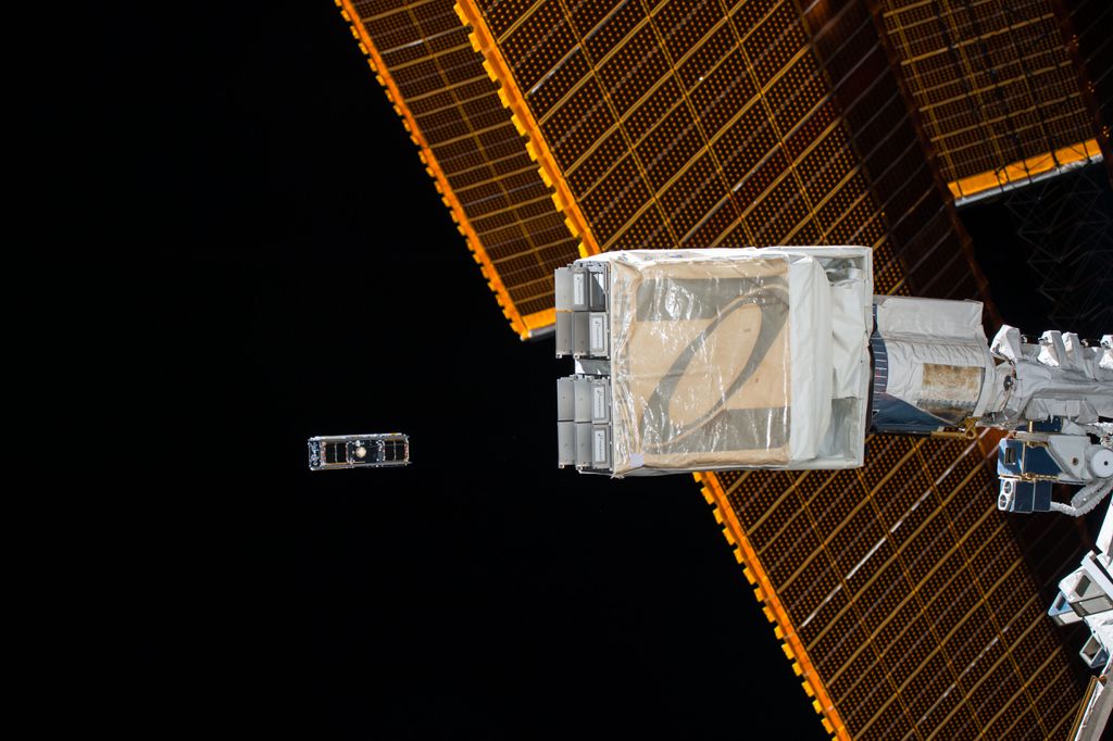 O satélite CubeSat é lançado a partir da Estação Espacial Internacional (ISS). Com o RAISR, este processo poderia ser executado de maneira autônoma ou sem depender exclusivamente de controladores baseados em sola e das redes de comunicação (Imagem: Reprodução/NASA)