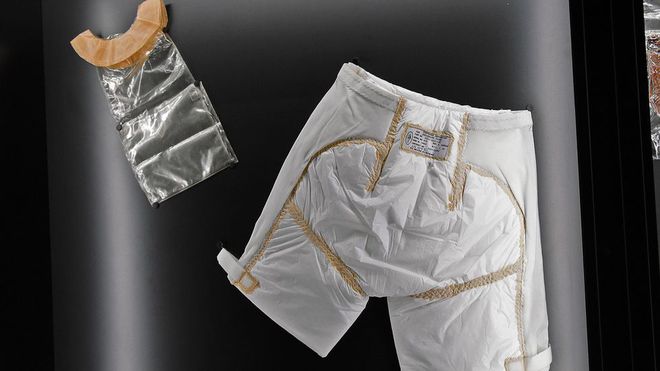 À esquerda, a sacolinha usada como vaso sanitário dentro das naves Apollo (ou "Apollo Defecation Collection Device"). Ao lado, a fatídica fralda de astronauta (ou "Space Shuttle Maximum Absorbentcy Garment"). (Foto: Aloysius Low/CNET)