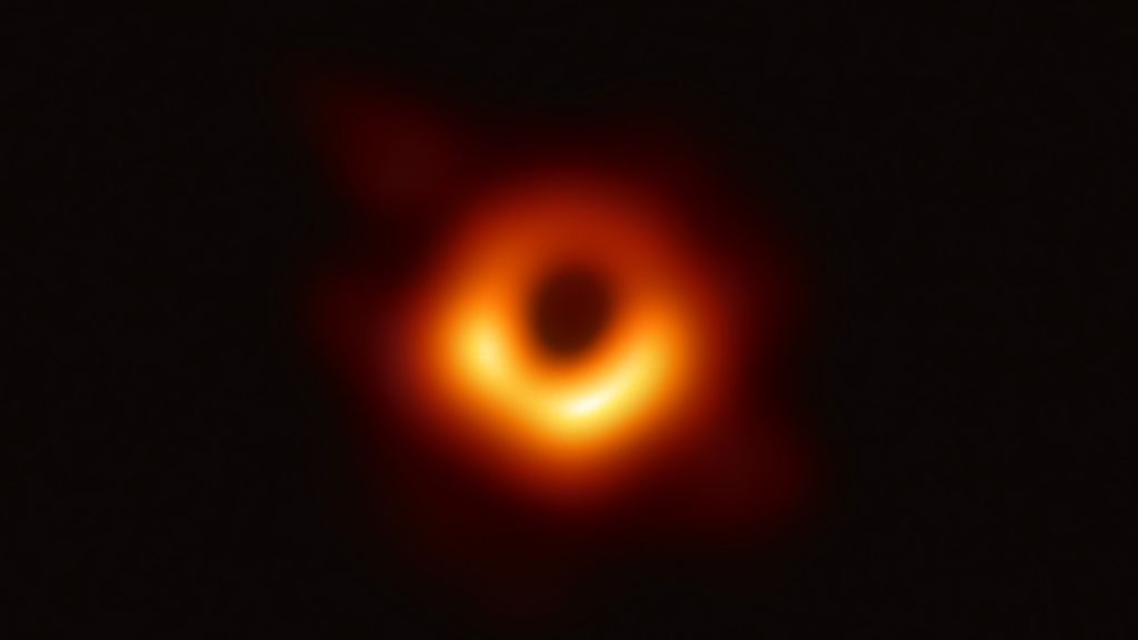 A primeira e única imagem real de um buraco negro. O horizonte de eventos é a parte central escura, e no coração dele está a singularidade (Imagem: Reprodução/EHT Collaboration)