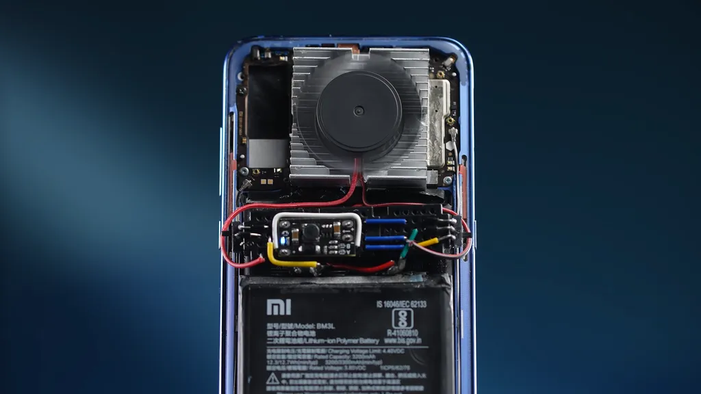 Sistema de ventilação é alimentado pela bateria do Mi 9 (Imagem: YouTube/Geekerwan)