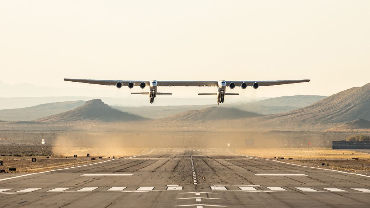 Maior avião do mundo completa teste de voo com novo recorde; veja o vídeo -  TecMundo