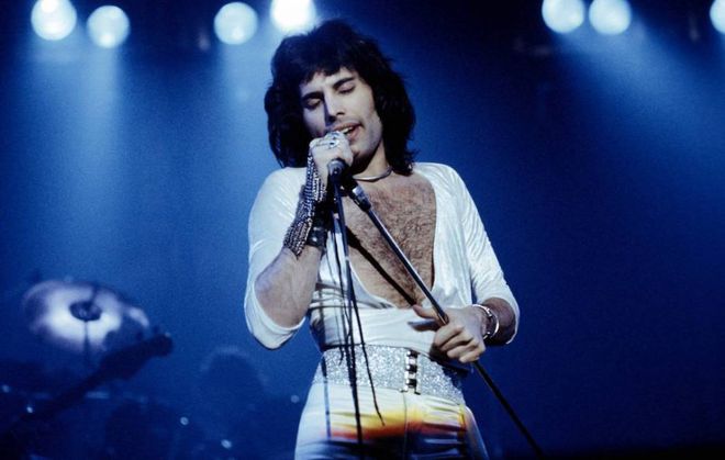 Bohemian Rhapsody foi eternizada pelos poderosos vocais de Freddie Mercury, vocalista da banda Queen que faleceu em 24 de novembro de 1991, por decorrência de problemas causados pela AIDS (Imagem: Divulgação/Getty Images)