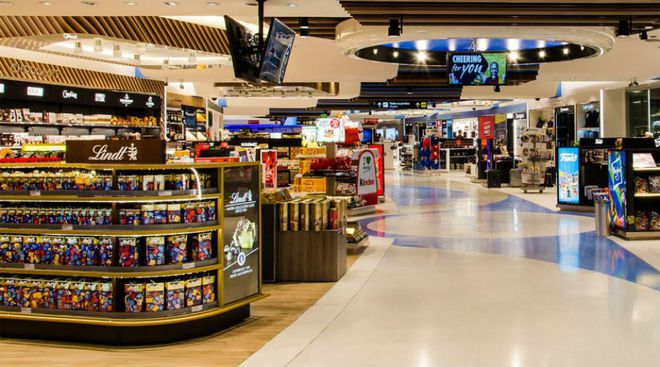 Os chamados "Free Shops" aeroportuários são grandes atrativos de compras para turistas por trazerem produtos sem tarifas (Imagem: Reprodução/PEGN)