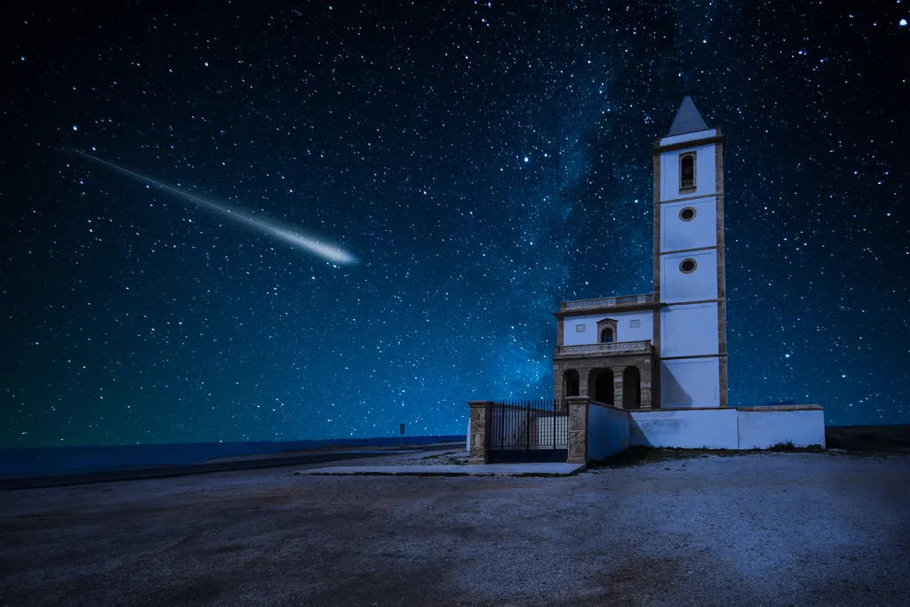 Meteoro cruzando o céu noturno (Imagem: merc67/Envato)
