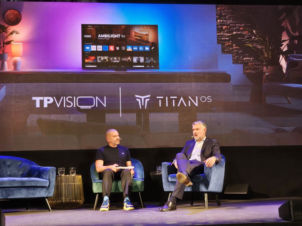 Kostas Vouzas, CEO da TPV — à direita — fala sobre o Titan OS durante o TPV Live 2024 em Barcelona (Imagem: Léo Müller)