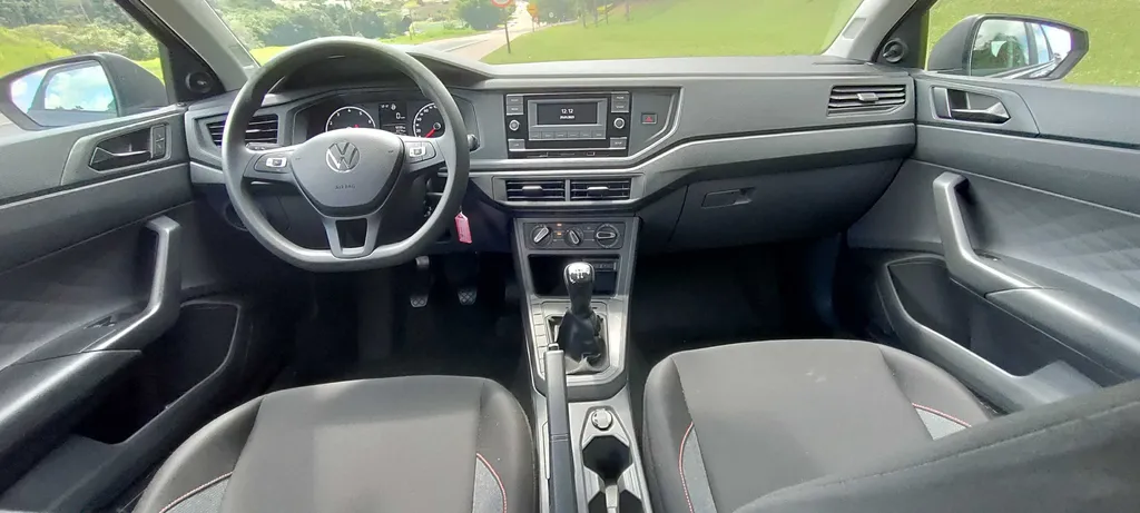 Volkswagen Polo Track é bastante "pelado" e só oferece rádio com USB a quem pagar extra (Imagem: Paulo Amaral/Canaltech)