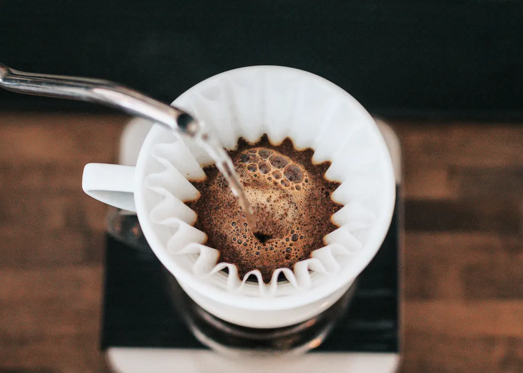 O café preparado em casa geralmente tem menos cafeína do que nas franquias por aí, especialmente por conta do tamanho das doses (Imagem: Wirestock/Freepik)