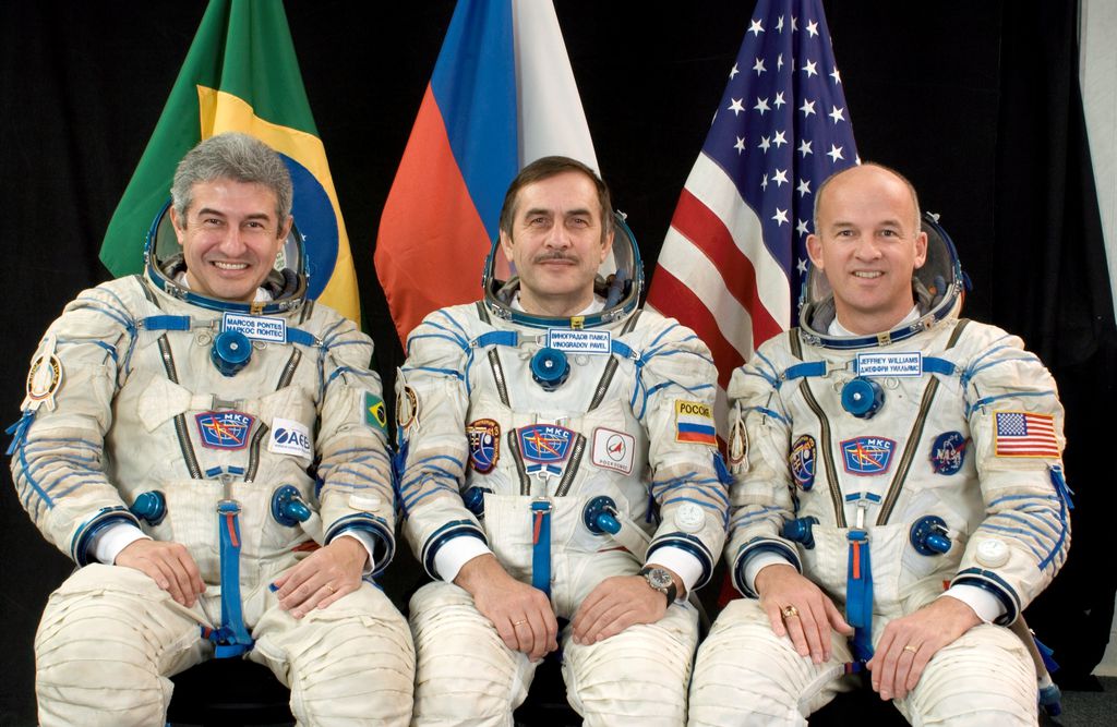 Marcos Pontes, Pavel Vinogradov e Jeffrey Williams, os astronautas da Expedição 13 (Imagem: Reprodução/NASA)