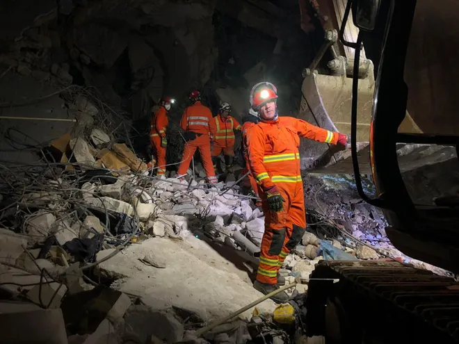 Equipe de resgate busca por sobreviventes do terremoto na Turquia. A baixa profundidade dos tremores fez o número de vítimas aumentar (Imagem: UK-ISAR Team/Wikimedia Commons)