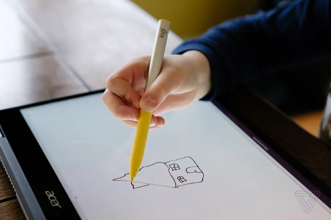 Logitech Pen permite que as crianças escrevam e desenhem como com um lápis comum (Imagem: Dan Seifert/The Verge)