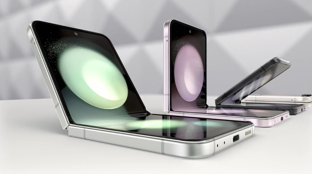 iPhone dobrável deve ganhar formato flip semelhante ao Galaxy Z Flip 5 com dobradiça na horizontal (Imagem: Divulgação/Samsung)
