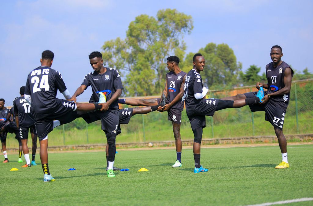 Jogadores de futebol alongando