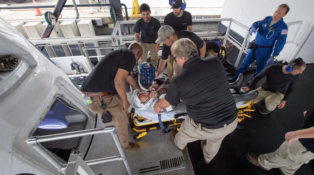 Doug Hurley durante treinamento de saída da cápsula (Imagem: NASA/Bill Ingalls)