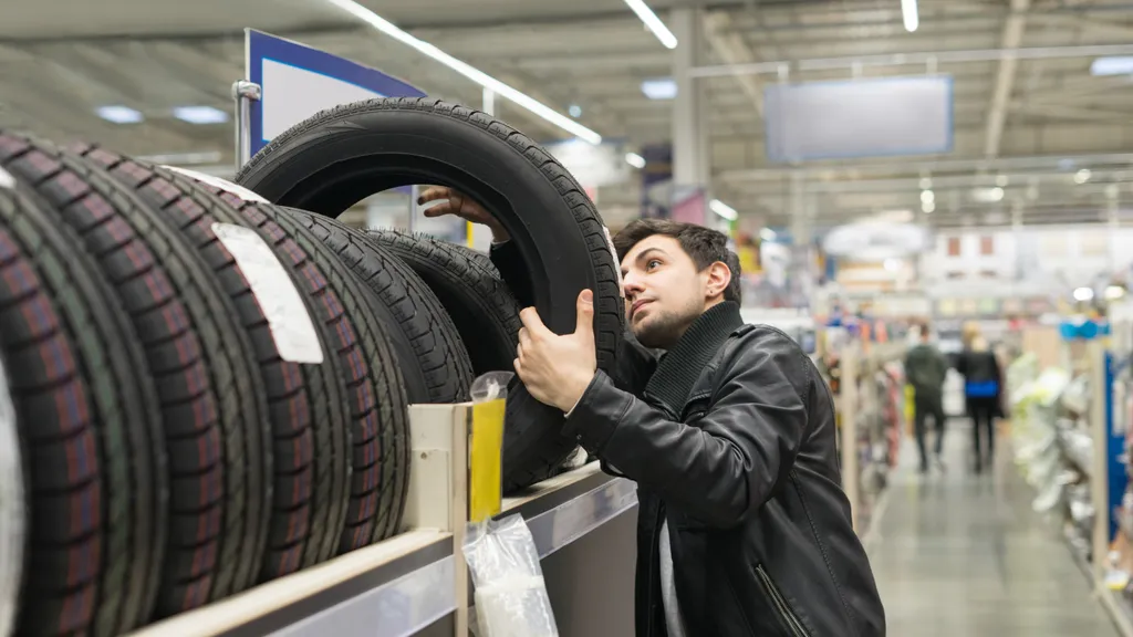 Saber o aro certo de um pneu permite a montagem da roda sem problemas (Imagem: Igor Kardasov/Envato/CC)