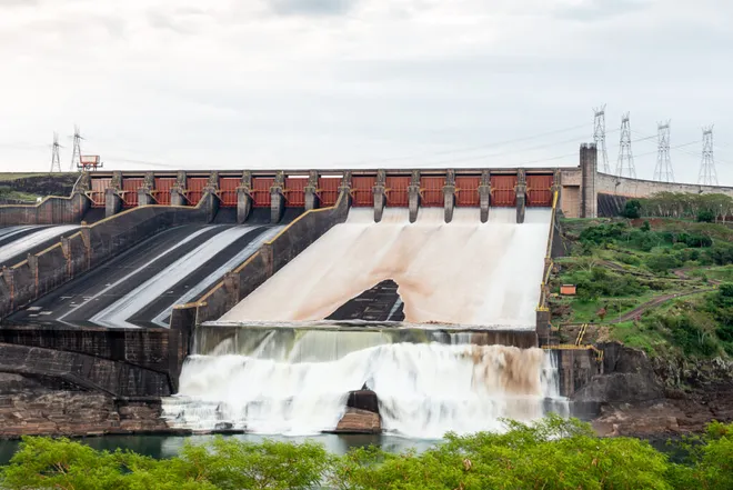 Comportas do vertedouro da hidrelétrica Itaipu Binacional não eram abertas desde 2021 (Imagem: Rubens Fraulini / Itaipu Binacional)