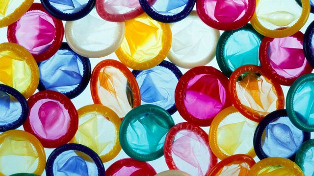 Jovens criam preservativo que muda de cor ao detectar DSTs