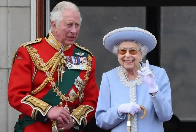 Todos os bens da Coroa Britânica serão passados ao rei Charles integralmente e isento de impostos (Imagem: Reprodução/Daniel Leal/AFP)