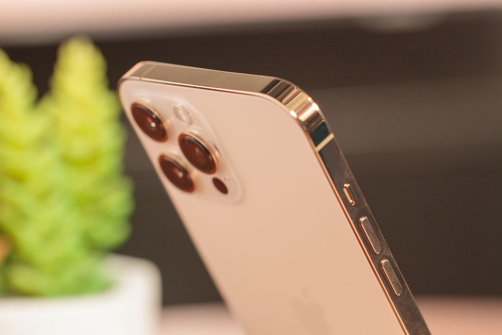 iPhones trazem acabamento sofisticado com lateral em alumínio fosco ou aço inoxidável brilhante (Imagem: Ivo/Canaltech)