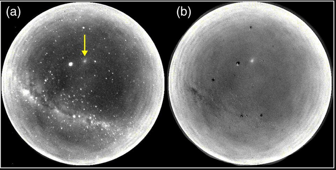 À esquerda, a mancha de sódio da Lua assinalada pela seta amarela. À direita, a imagem limpa com apenas a mancha durante a Lua nova (Imagem: Reprodução/J. Baumgardner et al.)