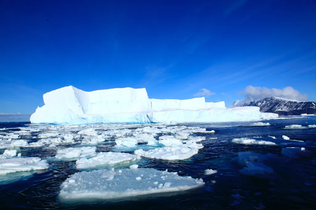 O derretimento de algumas geleiras já está acontecendo e, caso passe a ser definitivo, os mares podem aumentar em até 10 metros (Imagem: Danting Zhu/Unsplash)