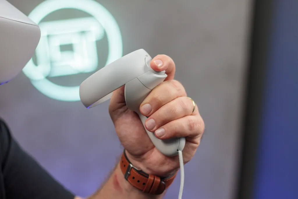 Os botões de gatilho do Quest 2 possuem sensores que detectam quando o usuário encosta os dedos, sem necessidade de apertá-los. (Imagem: Ivo Meneghel/Canaltech)