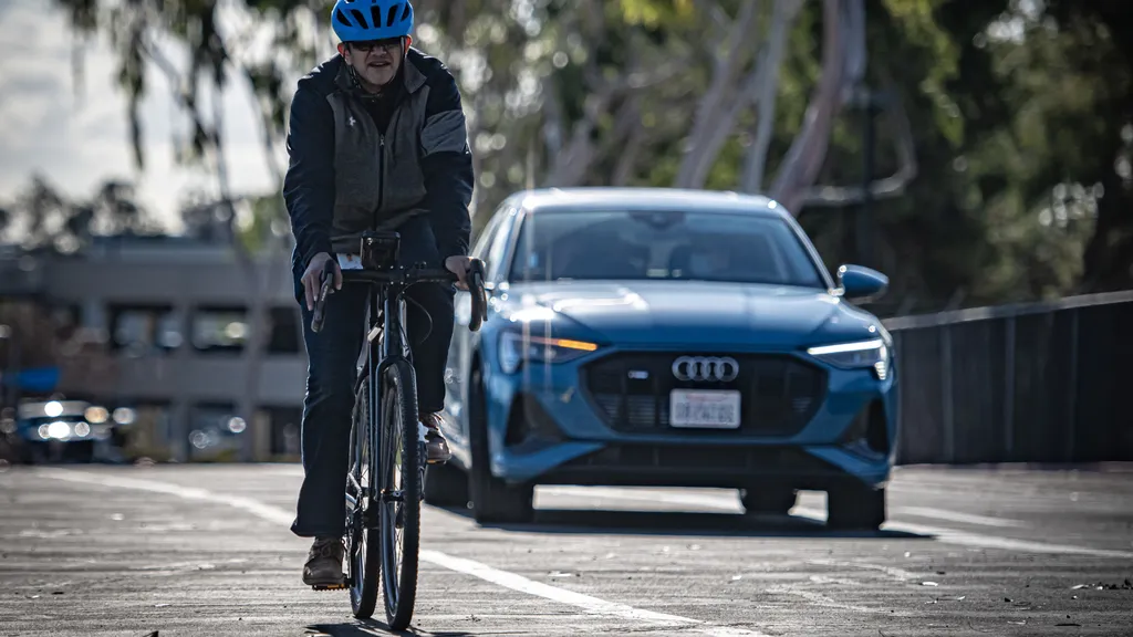 Tecnologia C-V2X, criada por Audi e Qualcomm, conectará carros e ciclistas para evitar acidentes (Imagem: Divulgação/Audi)