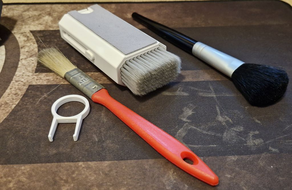 Escova macias de kits de limpeza baratos ou pincéis antigos de maquiagem (Imagem: Daniel Trefilio / Canaltech)