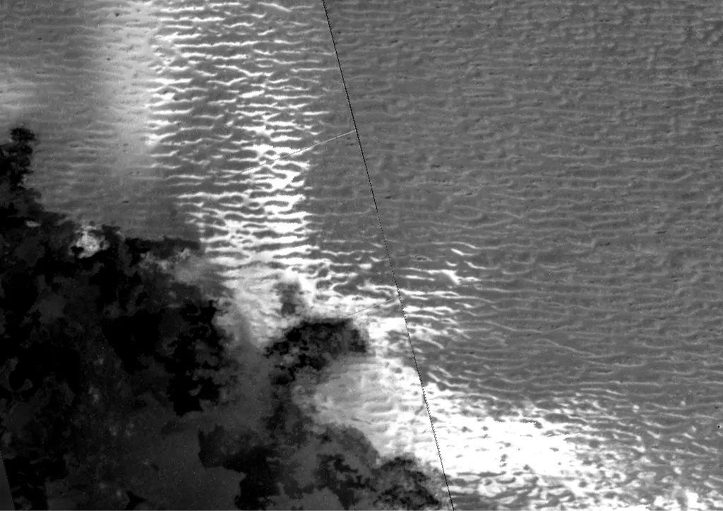 No canto inferior esquerdo da imagem, estão fluxos de lava posicionados recentemente; já as formações onduladas que dominam a foto são potenciais dunas (Imagem: Reprodução/NASA/JPL-Caltech/Rutgers)