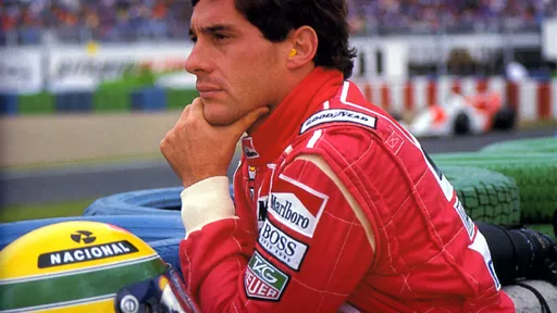 Chay Suede deve viver Ayrton Senna em série da Netflix