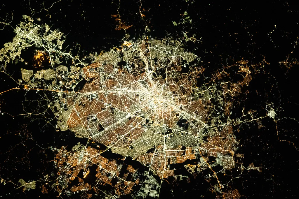 Curitiba, capital do Paraná, em foto na ISS (Imagem: Reprodução/NASA)