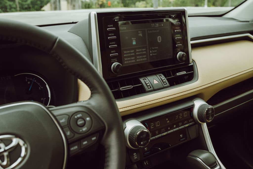 A central multimídia do Toyota RAV4 2019 ainda era sem Android Auto e Apple Car Play (Imagem: Matheus Argentoni/Canaltech)