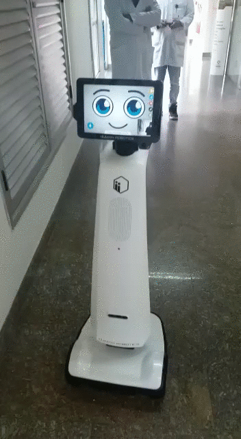 Robô em ação dentro do hospital (Gif: divulgação/ Human Robotics)