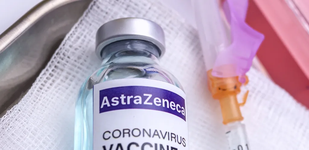 Vacina da AstraZeneca para a covid-19 começa a ser aplicada em clínicas particulares (Imagem: Felipecaparros/Envato)