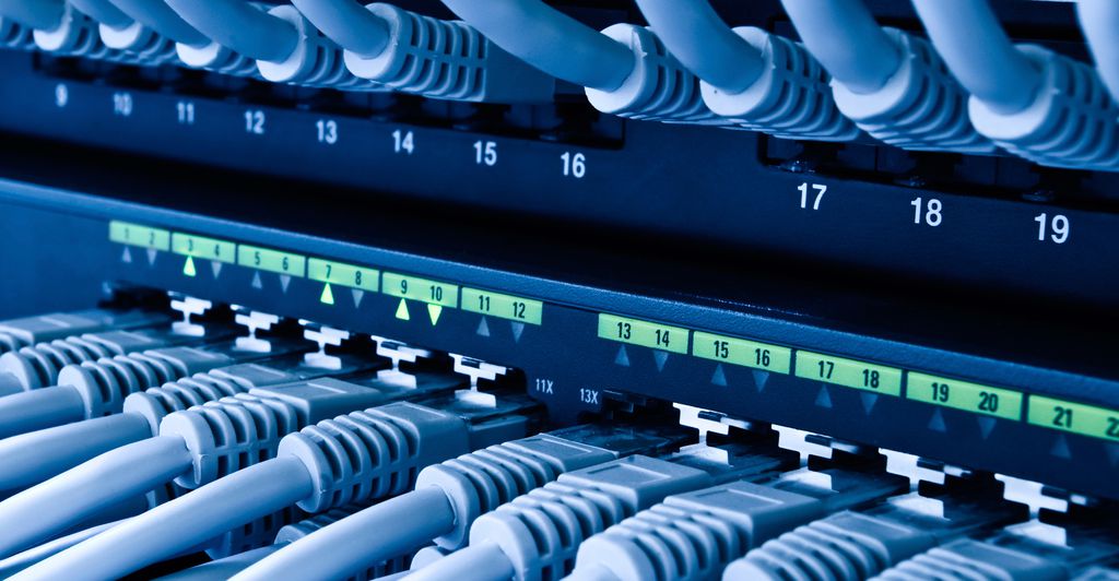 Por não conseguirem identificar os computadores conectados na rede, o hub é considerado um equipamento de rede Por não conseguirem identificar os computadores conectados na rede, o hub é considerado um equipamento de rede