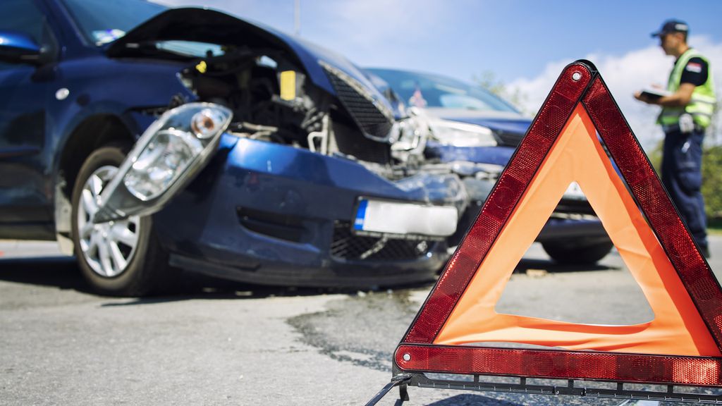 Carros abandonados na via após acidentes também podem ser removidos (Imagem: Alexsandar Little Wolf/Freepik/CC)