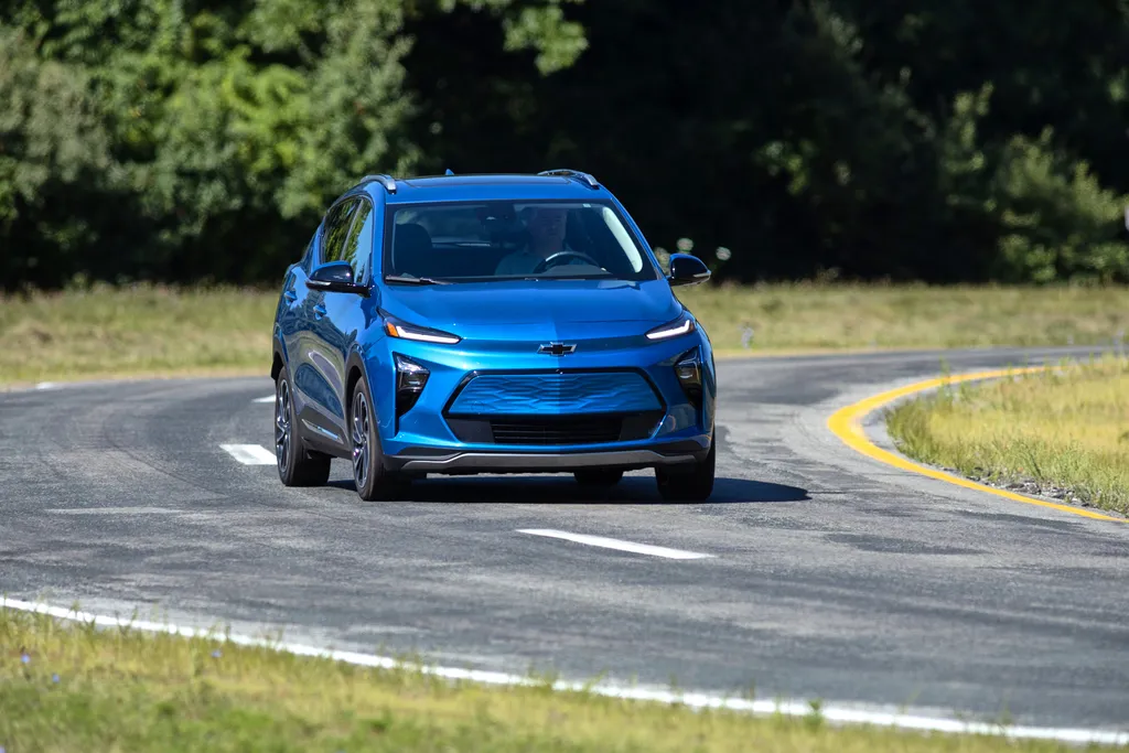 O Chevrolet Bolt EUV em ação no campo de testes da General Motors (Imagem: Divulgação/ General Motors)