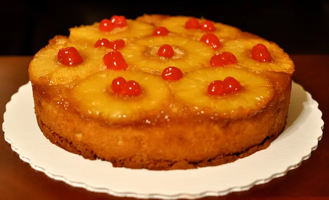 O bolo invertido é decorado com frutas em cima, em vez de colocá-las no meio ou em baixo (Imagem: Reprodução/Wikimedia Commons)