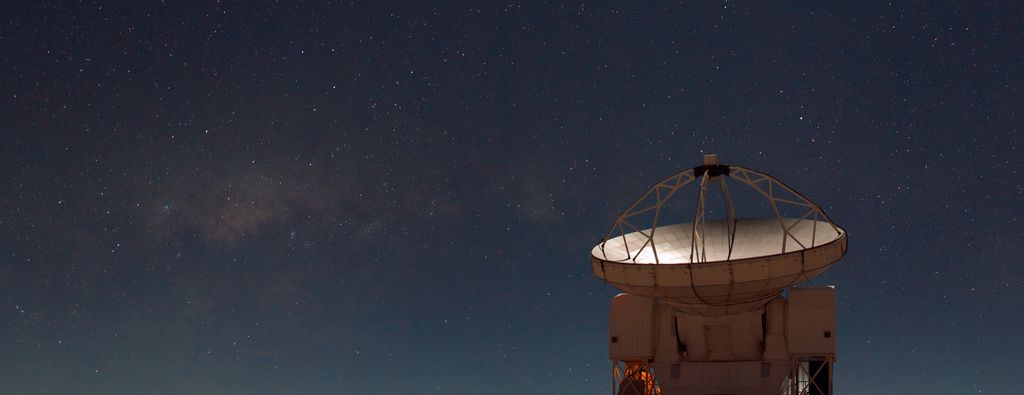  Radiotelescópio Atacama Pathfinder Experiment (APEX), onde o gás foi observado (Imagem: ESO/B. Tafreshi/TWAN (twanight.org)