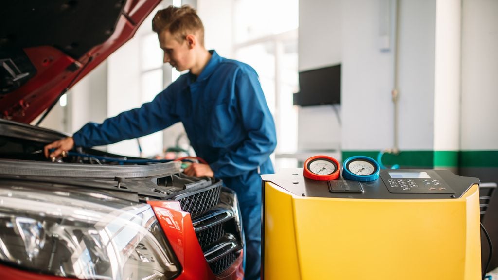 Recarga do gás refrigerante é a solução em muitos caso de ar condicionado do carro que não gela (Imagem: NomadSoul/Envato/CC)