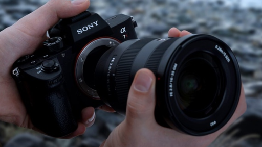 Sony vaza de forma inusitada especificações de nova câmera mirrorless A7 IV