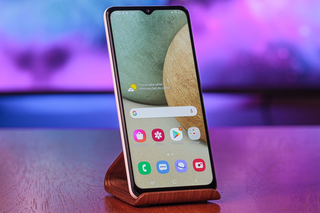 Tela do Galaxy A12 é semelhante à do concorrente, mas com taxa de atualização de 60 Hz (Imagem: Ivo/Canaltech)