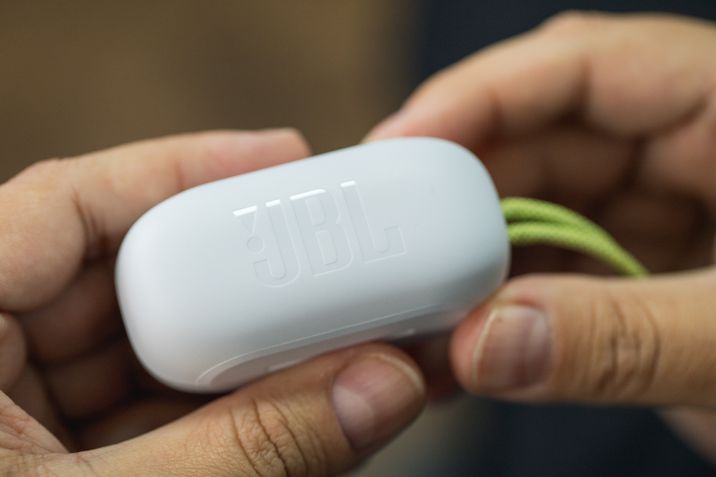 JBL Reflect Aero case